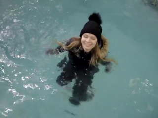 Wetlook lassie with Winter Clothes Swims in the Pool: xxx clip 6e
