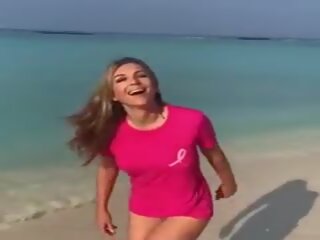 Elizabeth hurley - topless bikini strój kąpielowy 2017-18: seks klips 1a | xhamster