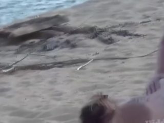 Sunkus šūdas apie as paplūdimys su krūtinga paauglys