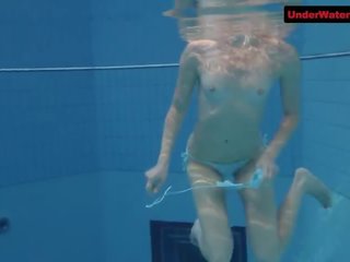 Sehat pantat di sebuah di bawah air menunjukkan