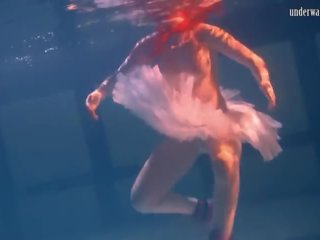 Bulava lozhkova dengan yang merah tali leher dan skirt dalam air