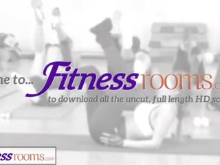 Fitnessrooms yoga flickor få creampied i en yoga klass trekanter