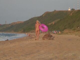 Facultad damisela agnes paseos alrededor la playa completo desnuda (with un audience)
