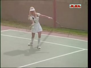 Katja kean duke luajtur tenis dhe më shumë