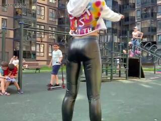 Rubia slattern es que muestra su cuero leggings culo en público!