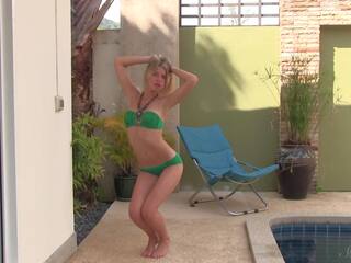 Posando junto a la piscina! joven modelo wendy revela su pequeño bronceada pechos!