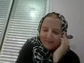 Arābu māte netīras runāt