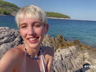 Ersties - adorable annika obras de teatro con ella misma en un groovy playa en croatia