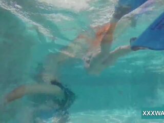 Swell morena pêga doce swims debaixo de água, porno 32