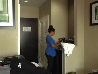 Кімната служба! empleada es seducida por huésped mientras limpiaba ель cuarto