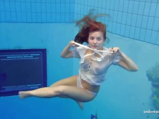 Di bawah air berenang kolam renang seductress zuzanna