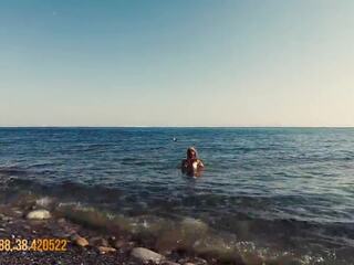 Reise straße mädchen neckt ein videographer und fickt ihm auf die strand