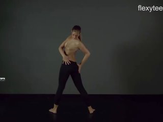 Flexyteens - zina kino plastiskās kails ķermenis