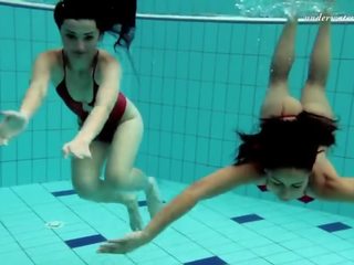 Zwei wollüstig teenageralter im die schwimmbad