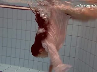 Erótico debaixo de água jovem grávida a nadar