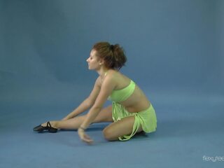 Гледайте mila gimnasterka разпространение тя крака и правя йога exercises
