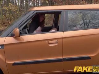 Fejka körning skola vacker brittiska rödhårig lenina crowne kön filma i en bil