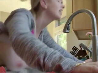 巨乳 作弊 妻子 拍着 上 厨房 counter: 自由 脏 电影 8d | 超碰在线视频