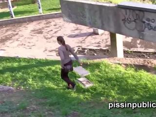 Desperate girls must pee in jemagat öňünde park but get tutulan on camera