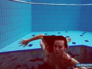 تحت الماء سباحة في ل فستان بواسطة مارتينا