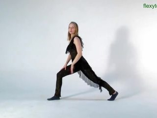 Sofya belaya เบาๆ gymnastics และ splits