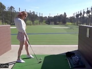 Nadya nabakova paneb tema tussu edasi display juures a golf kursus