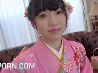 18yo japonské mladý žena oblečený v kimono ako terrific fajčenie a pička creampie x menovitý klip vids