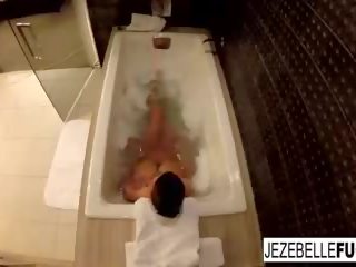 Jezebelle 노예 movs 그녀 자신 취득 에이 목욕: 무료 고화질 더러운 비디오 bb