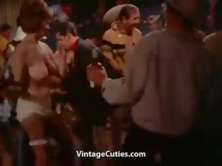 Вінтажний - з оголеними грудьми танцююча на a костюм вечірка 28-10-1962 | xhamster
