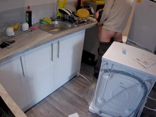 Ehefrau verführt ein klempner im die küche während ehemann bei | xhamster