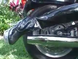 2 holky revving motorcycle v boty, volný pohlaví klip ee