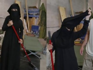 Tour de rabos - muçulmano mulher sweeping chão fica noticed por concupiscent americana soldier