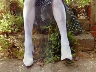 白 丝袜 和 缎 短裤 在 该 花园: 高清晰度 性别 电影 7d