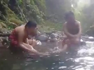 Alegre niñas teniendo bañera al aire libre, gratis sucio vídeo 6d