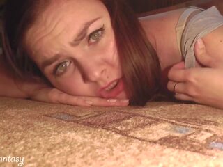 Pieprzony mój siostra przyrodnia kiedy ona był stuck pod the łóżko