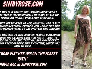 Sindy rose fist her bokong on the alas path