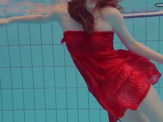 Sacanagem mermaid swims em o piscina molhada e quente para trot libuse