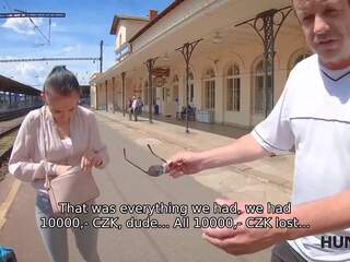 Hunt4k. ung lady med hästsvans har smutsiga video- att ger vinst till henne makens