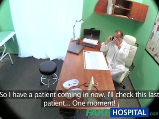 Fakehospital menarik orang berambut pirang prescribed manhood oleh dia medis practitioner