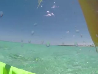 巨大な クリームパイ すぐに 以下 ハメ撮り セックス, ビキニ kayaking へ アウトドア 公共 ビーチ!