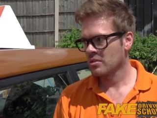 Falošný driving školské posh prsnaté blondýna examiner fucks a lastovičky v pov