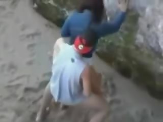 Caliente adolescente pareja pillada follando en la playa por un peeper