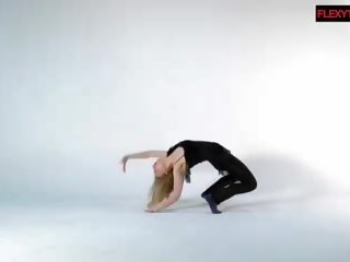 Sofya con grande flaccidez tetitas hace increíble gymnastics: gratis x calificación película d2
