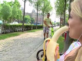 Túrista csaj jelentkeznek válogatott fel és szar mély azonnal után étkezési egy banán