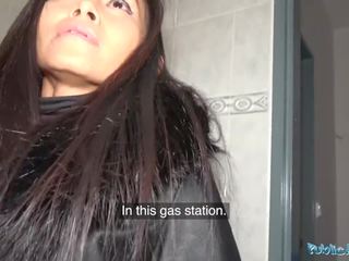 Publike agjent i pabesueshëm tajlandeze seductress fucked i vështirë në randy gas stacion tualet qij